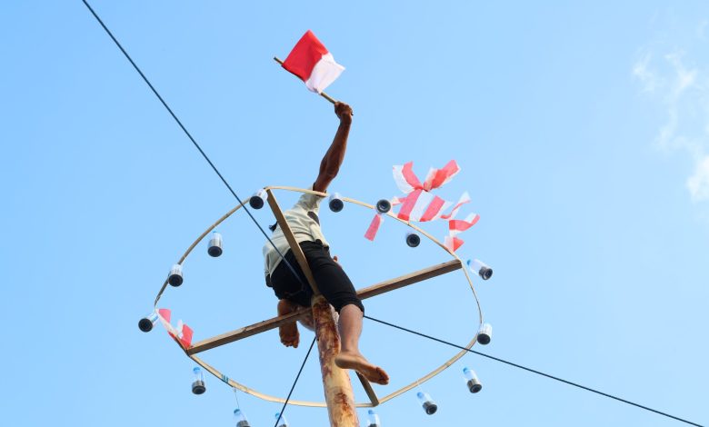 Lomba Panjat Pinang Aksi Merah Putih Meriahkan HUT ke-81 RI: Semangat Kebersamaan dan Gotong Royong Warga Tanah Bumbu