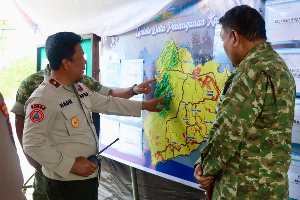 "Tim Mabes TNI bersama Satgas Karhutla Tanah Bumbu saat monitoring kesiapan penanggulangan kebakaran hutan dan lahan di Pusdalops BPBD Batulicin"