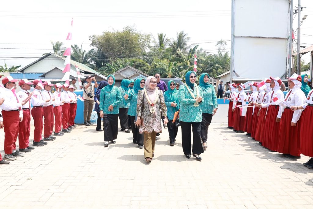 Tim Penilai PHBS Provinsi Kalimantan Selatan bersama kader PKK dan masyarakat Desa Sungai Loban.