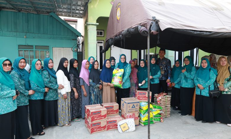 Ketua TP PKK Tanah Bumbu Kunjungi Korban Kebakaran Gang Andalas, Serahkan Bantuan untuk 16 Rumah Terdampak
