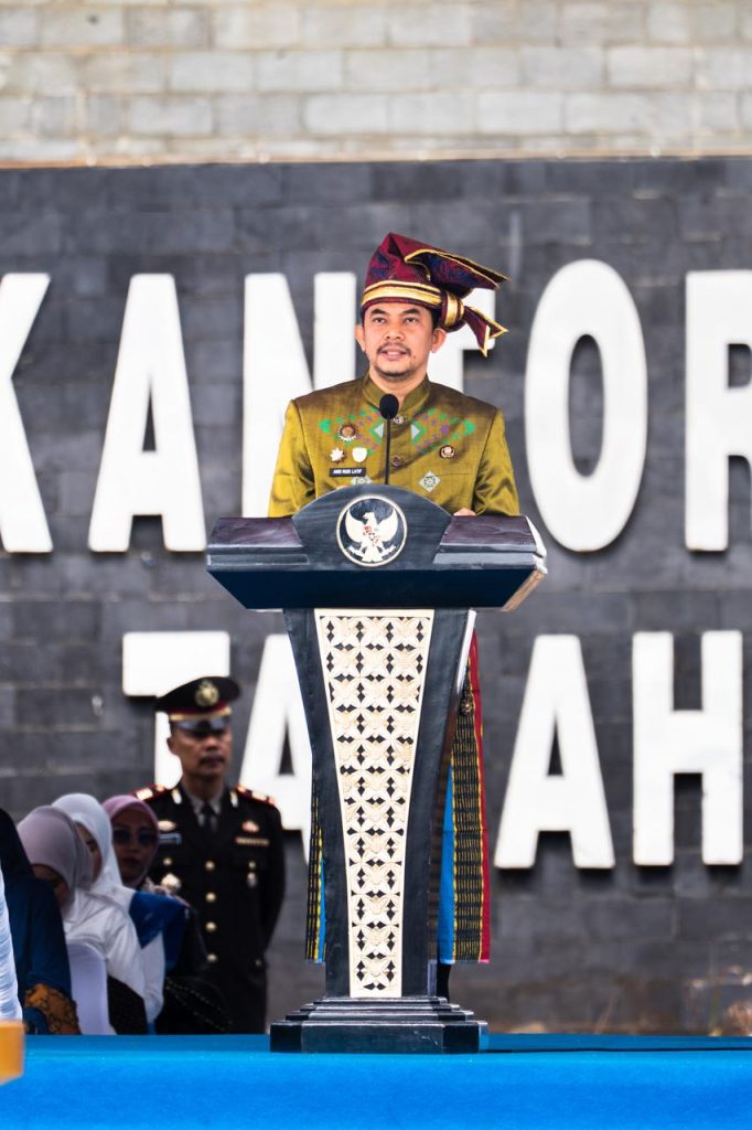Bupati Tanah Bumbu, Andi Rudi Latif, memberikan penghargaan kepada tiga pemuda berprestasi tingkat Provinsi Kalimantan Selatan pada peringatan Hari Sumpah Pemuda ke-98 Tahun 2026 di Batulicin.