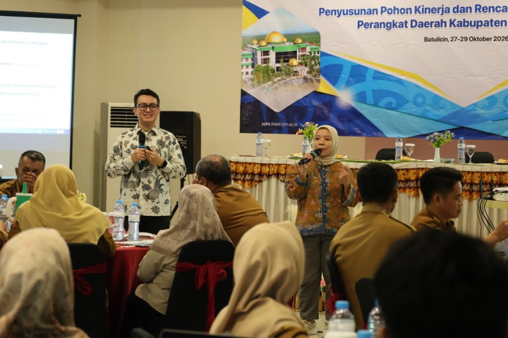 Kepala Bappedalitbang Tanah Bumbu M. Untung RLU membuka Bimtek Penyusunan Pohon Kinerja dan Renstra Perangkat Daerah di Batulicin yang diikuti perwakilan SKPD bersama narasumber dari UGM Yogyakarta.