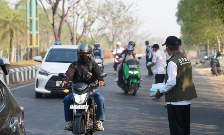 Pemkab Tanah Bumbu Bagikan Masker Gratis, Lindungi Warga dari Kabut Asap Karhutla